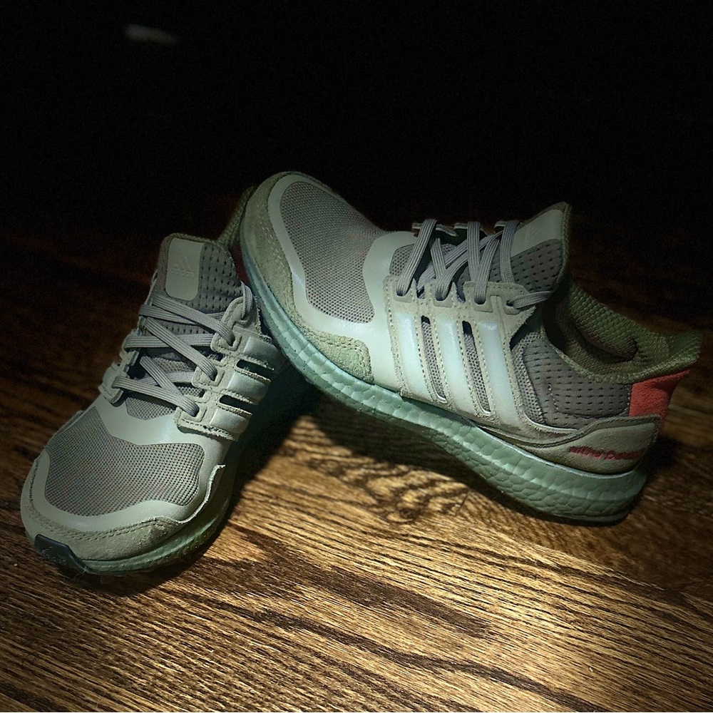 Adidas Running Sneakers/Athletic Shoe (Great Condition— barely worn)!